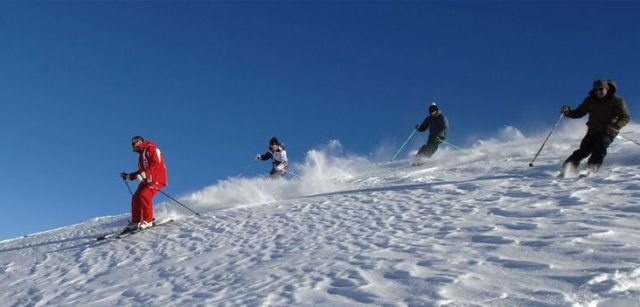  与朋友在蒂涅滑雪 
